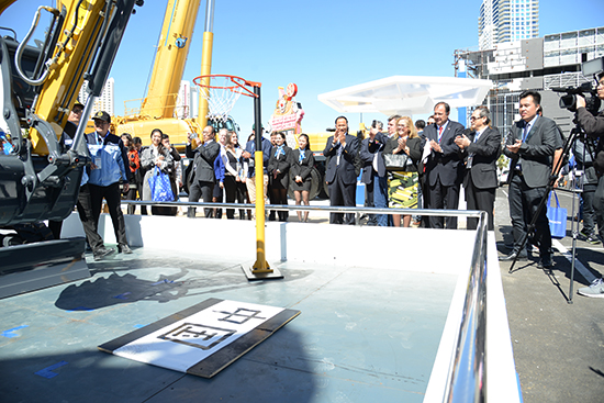 徐工XE35U液壓挖掘機現(xiàn)場揮毫潑墨、投籃表演，成為展場上的“閃亮明星”