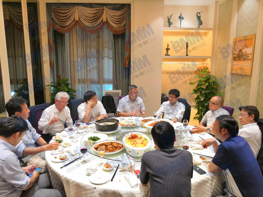訪問結(jié)束后，法鋼集團(tuán)負(fù)責(zé)人邀請JFE鋼鐵高層共進(jìn)晚餐